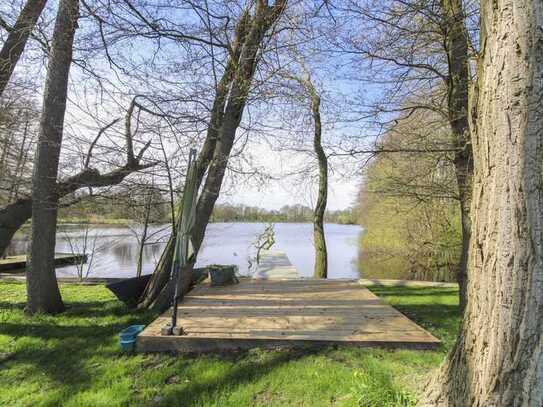 Ein Traum: Gehobenes Einfamilienhaus in exklusiver Lage am See mit eigenem Steg