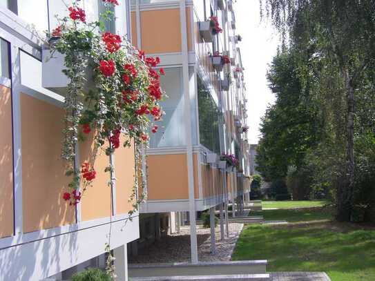 Ruhige 2,5-Raumwohnung mit einem verglasten Westbalkon im Erstbezug