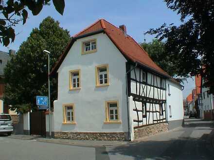 freistehendes Fachwerkhaus, neue Miele Einbauküche, 2 PKW-Stellplätze und Garten
