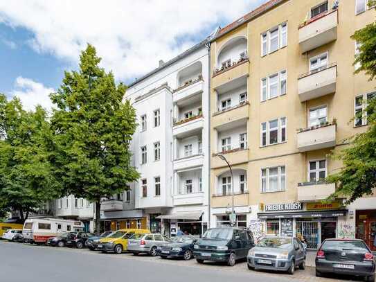 Ideally situated at Hobrechtbrücke. Move in ready studio apartment within green courtyard setting.