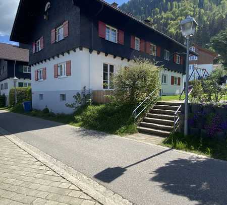 Charmantes alpenländisches Haus mit viel Potential für (Teil-)Eigennutzer und/oder Kapitalanleger