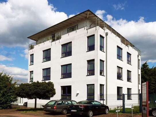 Ganz Oben-mit großer Dachterrasse. Geräumige Penthauswohnung im Gewerbegebiet.