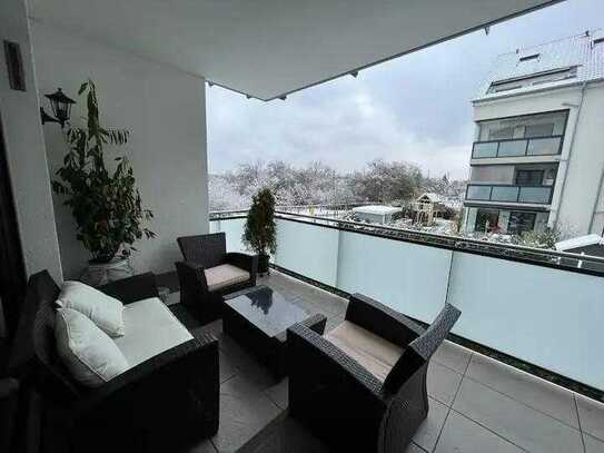 Luxuriöse, neuwertige möbilierte 4-Zimmer-Wohnung mit Balkon