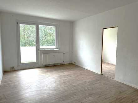 * tolle 3 - Raumwohnung mit Fliesenspiegel und Badewanne*