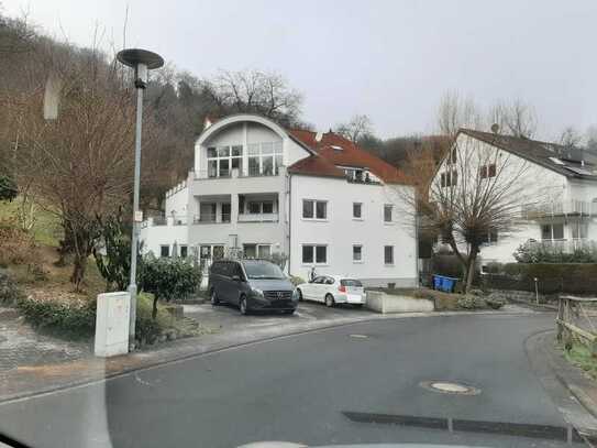 Wohnung mit drei Zimmern und Terrasse in gepflegtem Gebäude