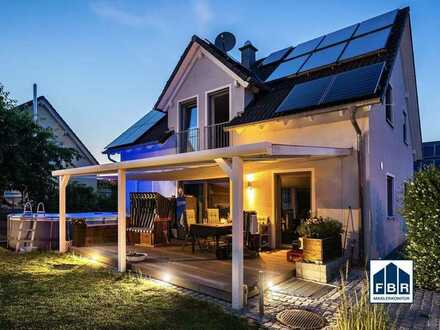 Modernes Einfamilienhaus im Grünen mit Solar- und Photovoltaikanlage