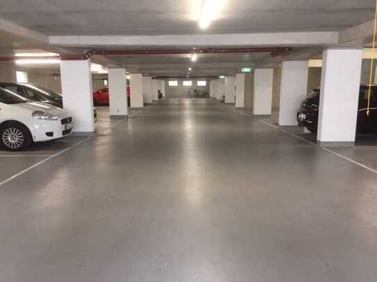 Großszügiger Tiefgaragenstellplatz mit elektr. Rolltor