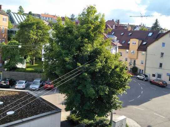 Helle und ruhige DG-Wohnung mit neuer EBK und Balkon im grünen Umfeld