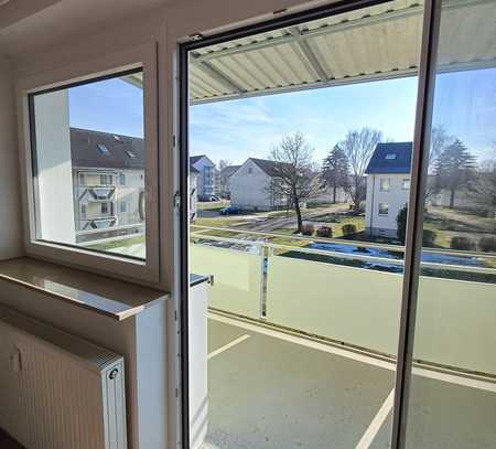 Wunderschöne 3-Raum-Wohnung im 1.Obergeschoß mit Balkon und toller Außenanlage in Grimmen