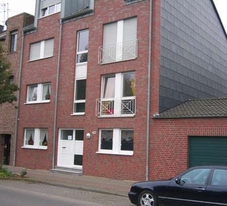 Schicke, helle 2 Zi. Maisonettewohnung Erdgeschoss/Souterrain, gehobene Ausstattung Terrasse SW-Lage