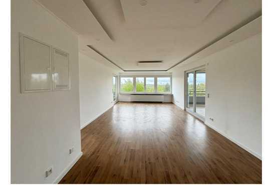 Kernsanierte 5 Zimmer Penthouse Wohnung (138m2) mit Skyline Blick