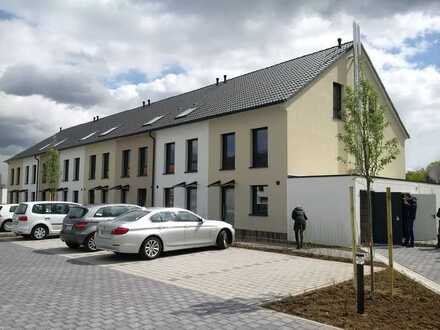 Junges Reihenhaus in Erfelden sucht ab 2024 solvente Mieter
