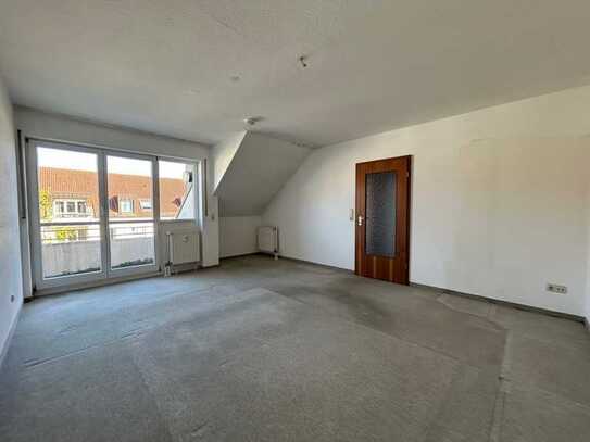 TOP BEZUGSFREI! Ruhige Lage! 2-Zimmer-Dachgeschosswohnung mit Stellplatz zu verkaufen!