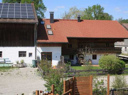 Geschmackvolle 2,5-Zimmer-Maisonette-Wohnung mit geh. Innenausstattung mit Garten in Dietramszell