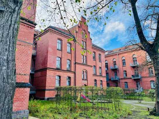 Wunderschöne 2-Zimmer-Wohnung in historischer Wohnanlage! Parkett, Stellplatz, Wintergarten uvm.