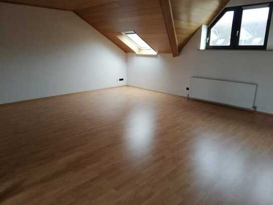 Schöne 2-Raum-Dachgeschosswohnung mit EBK und Balkon in Limburg
