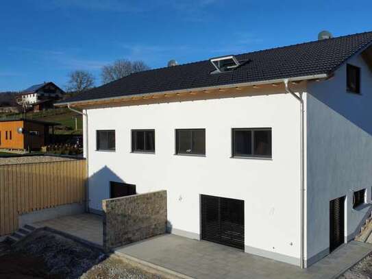 Haus (Doppelhaushälfte) Neubau mit Garten und Carport