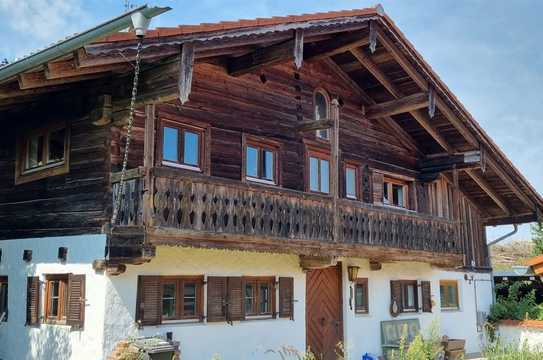 „STATTLICH WOHNEN IM HOLZHAUS-CHARME“
DHH MIT GÄSTEHAUS UND CARPORT IN 94428 EICHENDORF