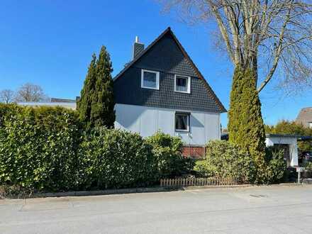 Im Zweifamilienhaus DG Whg. mit Studio + großem Gartenanteil mit Blockhaus