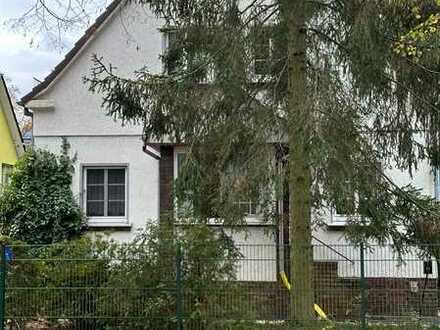 Schönes, freistehendes Einfamilienhaus mit guter Raumaufteilung samt Garten mit schönem Baumbestand