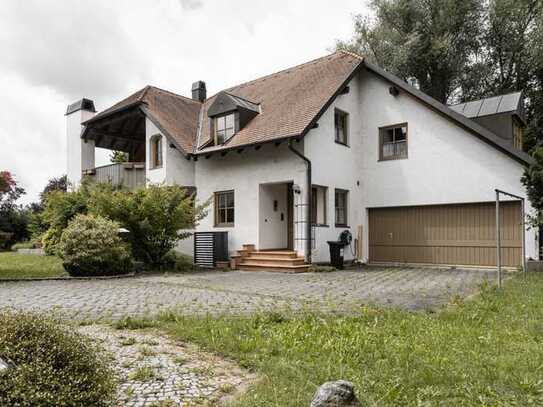 Großzügiges Einfamilienhaus mit eingewachsenem Garten in ruhiger Lage