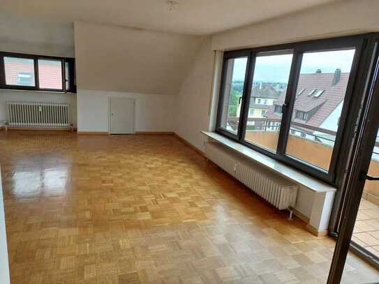 Bezaubernder Blick auf Eichenhainpark von dieser hellen Dachgeschosswohnung in Stuttgart