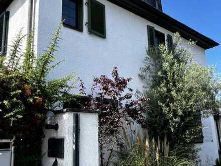 Frisch renovierte 5-Zimmer-Wohnung mit riesiger Dach-Terrasse und EBK in Düsseldorf