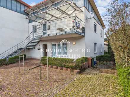 Erdgeschosswohnung mit 2 Stellplätzen - auch als Gewerbe nutzbar.