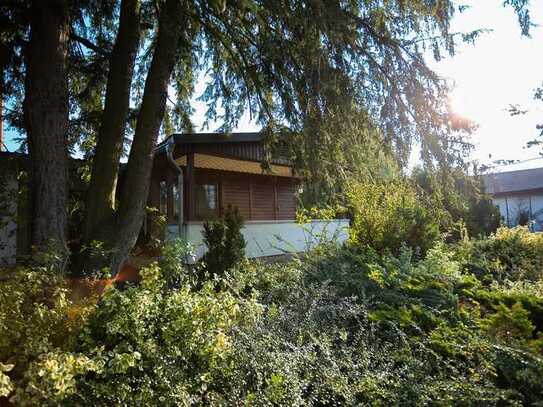 Einfamilienhaus im Bungalowstil mit grünem Garten