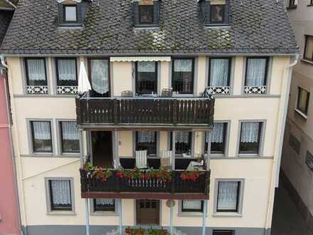 Mehrfamilienhaus mit tollem Rheinblick, viel Potenzial für Ferienwohnungen und Ausbaumöglichkeiten.