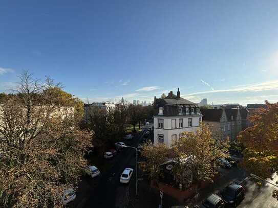 Charmante 2-Zimmer-Wohnung mit unbeschreiblichem Skyline-Blick und gemütlichem Balkon