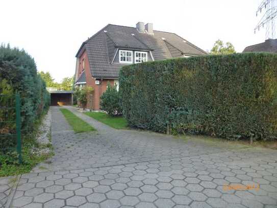 Ruhige Lage, gepflegte DH-Haushälfte, vier (5) Zimmer, Vollkeller,Carport in Hamburg Lurup