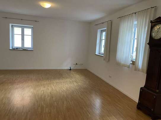 Schöne und vollständig renovierte 3-Zimmer-Wohnung mit geh. Innenausstattung mit EBK in Lauingen