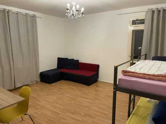 Kaufen & Einziehen: Geschmackvolle Wohnung mit einem Zimmer sowie Balkon und EBK in Berlin