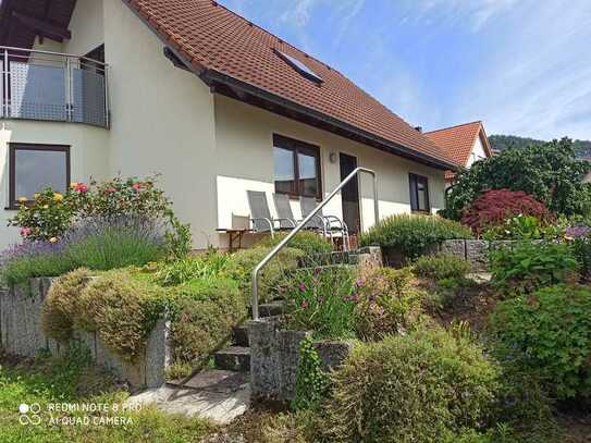 Preiswertes Haus mit großem Garten und Garage in Herrenberg