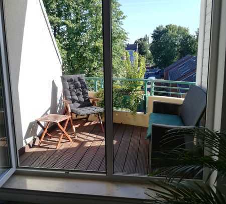 Ruhige und modernisierte 2-Zimmer-Dachgeschosswohnung mit Balkon, TG Stellplatz und EBK in Neuss