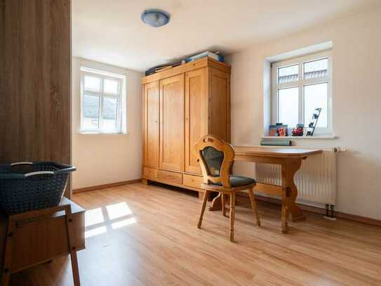 4-Zimmer-Wohnung mit Garten, Stellplatz und Garage