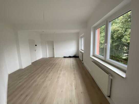 2 Z. ruhige Wohnung + Küche + Diele + Bad + Loggia -- Gehobener Innenausstattung - Neu renoviert