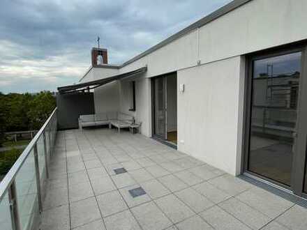 Neuwertige, gut geschnittene 3-Zimmer-Penthouse-Wohnung mit großer Dachterrasse; EBK
