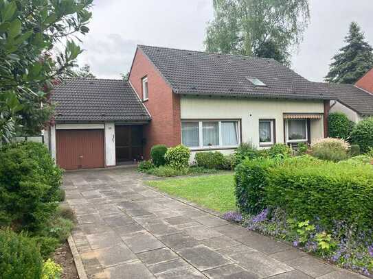 Preiswertes 7-Zimmer-Haus in Krefeld Elfrath