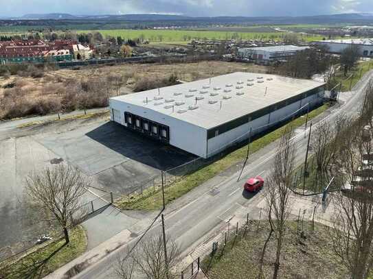 Logistik/Produktionshalle mit Laderampen