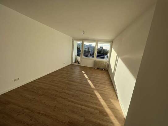 Stilvolle, vollständig renovierte 1-Zimmer-Wohnung mit Balkon und Einbauküche in Planegg