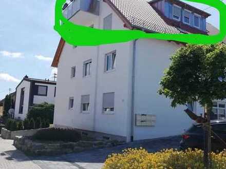 Neuwertige Dachgeschosswohnung mit zwei Zimmern sowie Balkon und EBK in Heilbronn