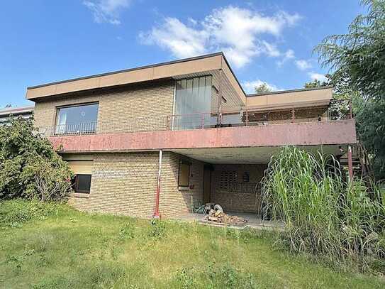 Kettenbungalow mit Einliegerwohnung und großem Grundstück mit altem Baumbestand in ruhiger Lage