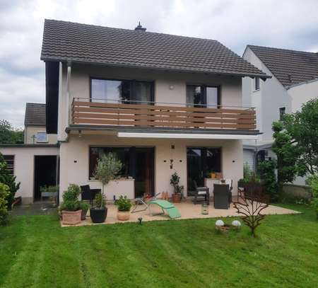 Freistehendes Einfamilienhaus mit Garten, Terrasse und Garage in Mondorf