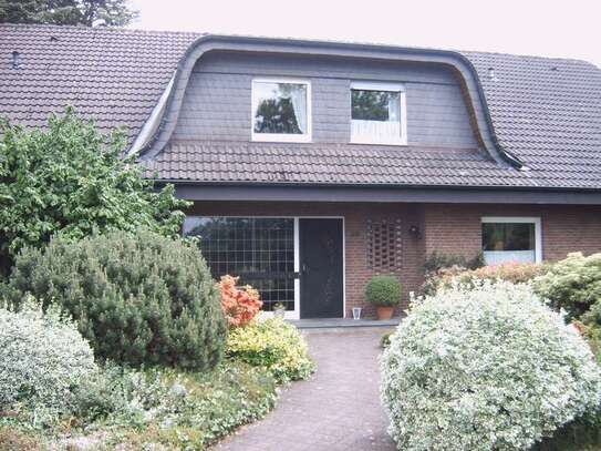 ruhige, großzügige Dachgeschosswohnung mit Garten und Loggia