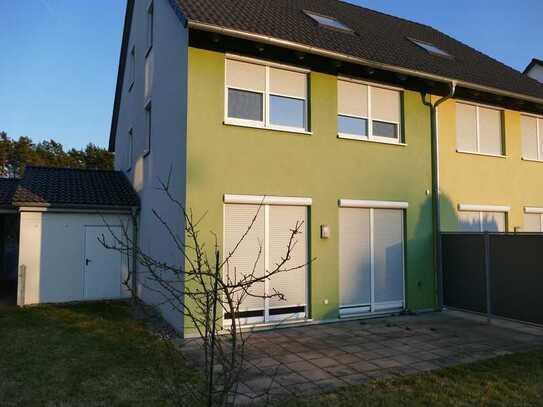 Moderne Doppelhaushälfte mit Garage zu vermieten