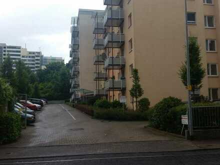 leere 3-Zi.-Wohnung mit Balkon, KFZ-Platz und Keller in Frankfurt