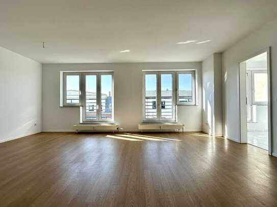 Große 2-Zimmer-Wohnung in Stadtfeld mit Balkon, Stellplatz