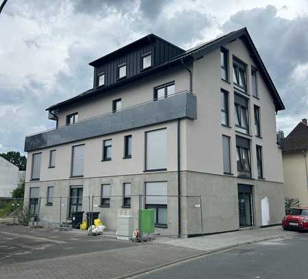 Neubau: Helle Maisonettewohnung (2. OG & DG) mit großen Balkonen